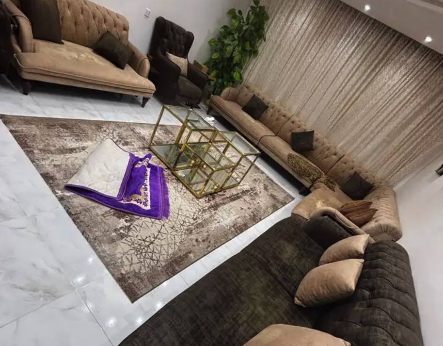 كنب طقمين طقم متصل حرف L وطقم قطع لونين بني وبيج