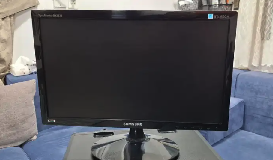 2 كمبيوتر مكتبي مستخدم مع الشاشة