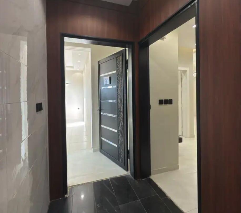 للبيع ف أبها - شقة ببلكونة ودرج داخلي للسطح بسعر 520 الف