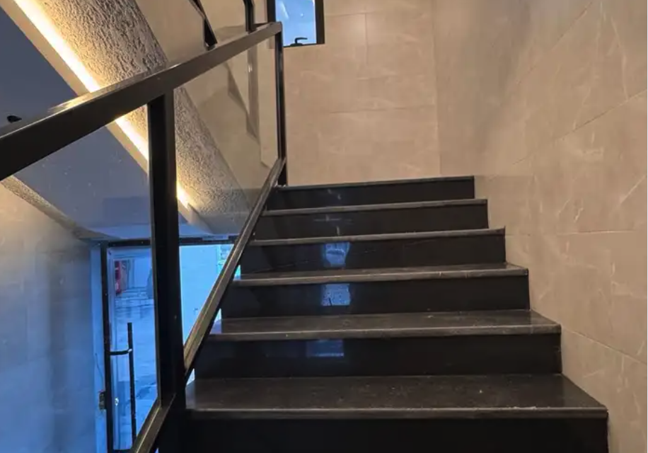 للبيع شقه دور ثانى 6 غرف vip من 500 الف حى الزهور ابها