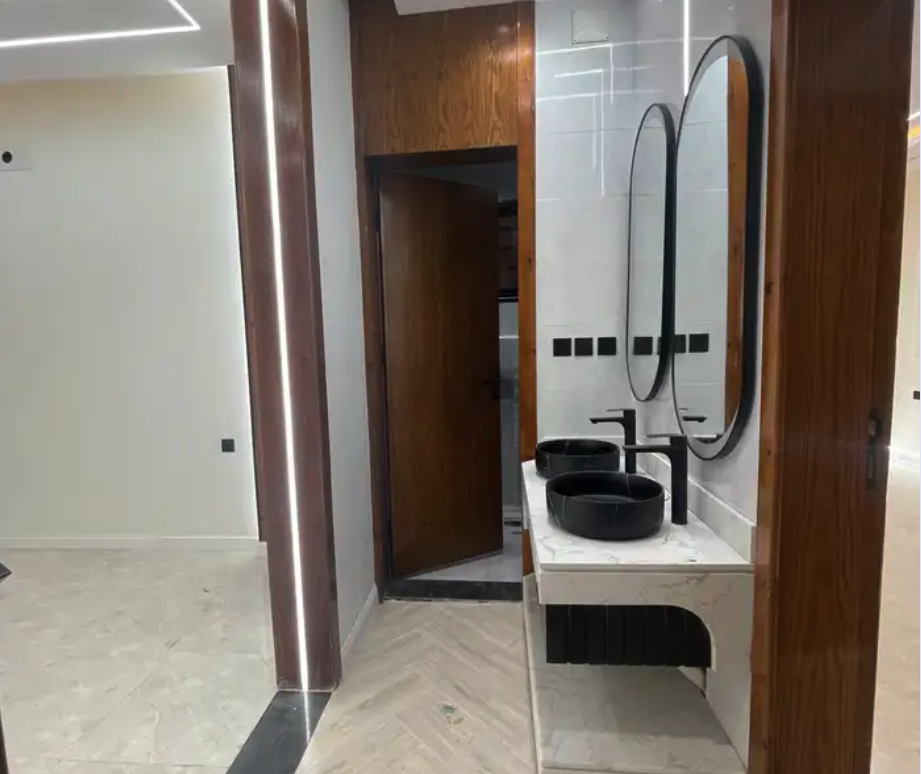 للبيع شقق علويه بسطح خاص ومصعد جاهز 550 الف شرق الخميس