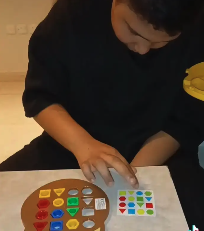 أخصائي تخاطب واستشاري تربية خاصة