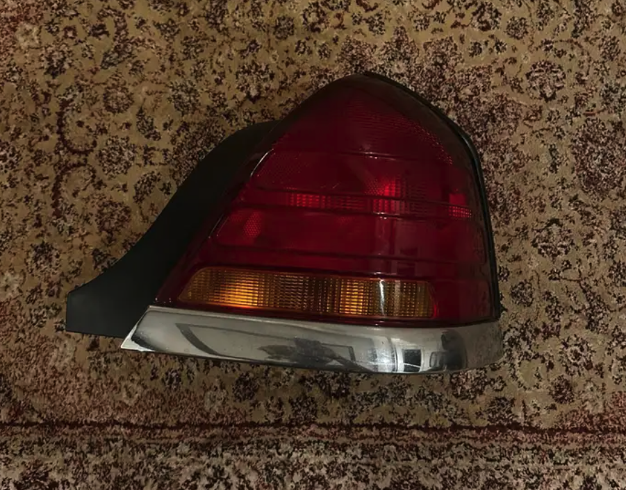 اسطب خلفي يمين - فورد كراون فكتوريا