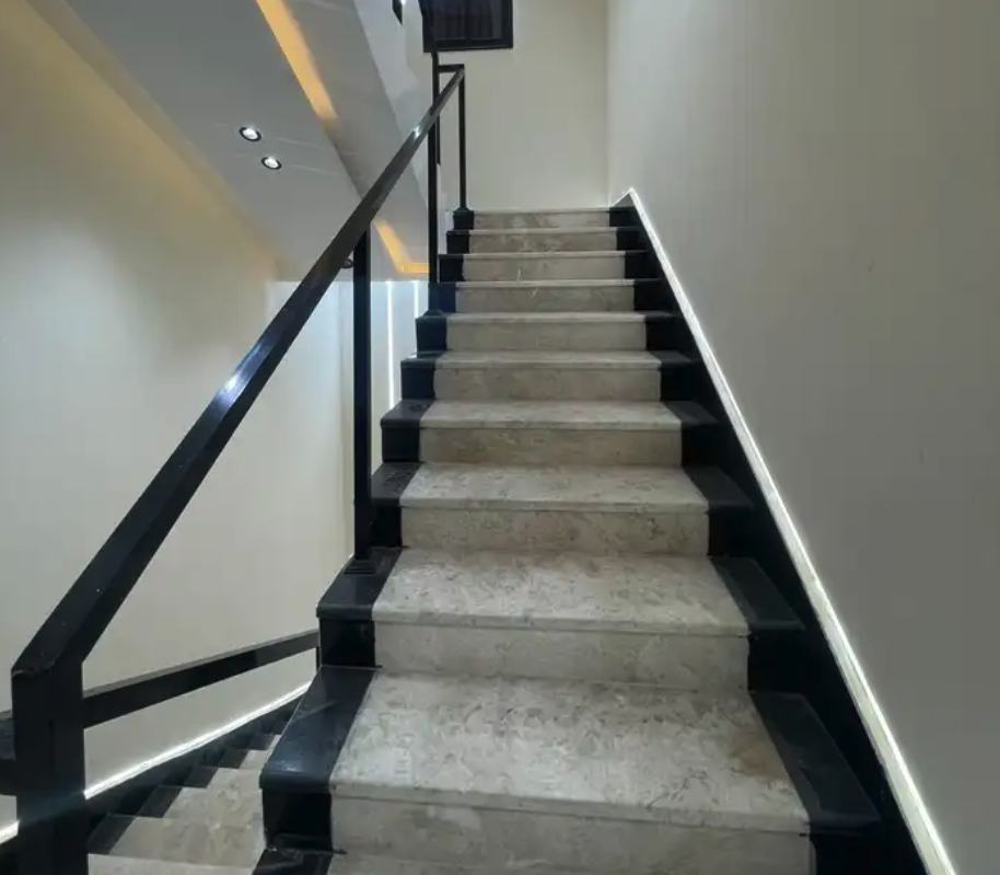 للبيع شقق علويه بسطح خاص ومصعد جاهز 550 الف شرق الخميس