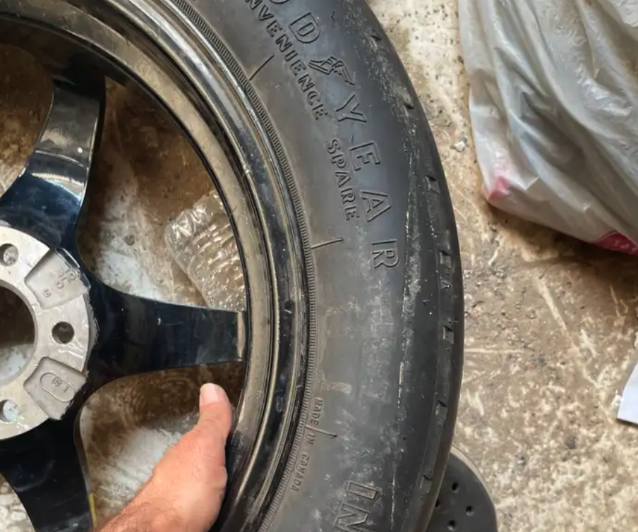 للبيع استبنة اسبير صغير للكاديلاك