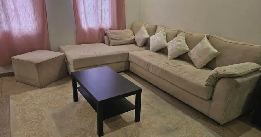 كنبة و سجادة 3 2 متر و طاولة و طاولة تلفزيون إيكيا