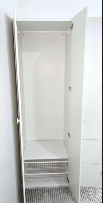 دولاب ملابس من ايكيا و سرير اطفال بحواجز