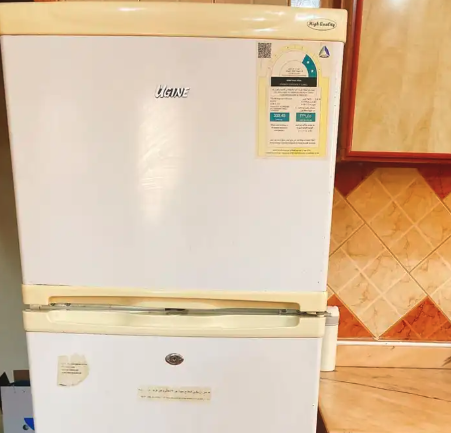 ثلاجة و شاشة وظهر سرير