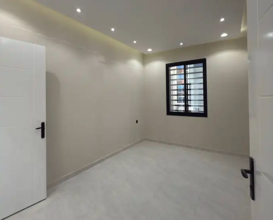 للبيع ف أبها - شقة ببلكونة ودرج داخلي للسطح بسعر 520 الف