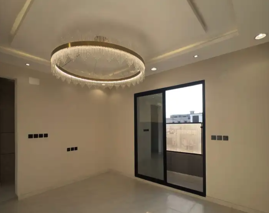 للبيع ف أبها - شقة ببلكونة ودرج داخلي للسطح بسعر 520 الف