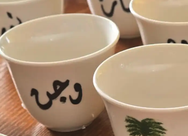 رسم و كتابة على فناجين القهوة - رسامة