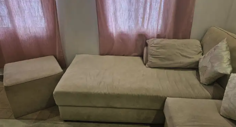 كنبة و سجادة 3 2 متر و طاولة و طاولة تلفزيون إيكيا