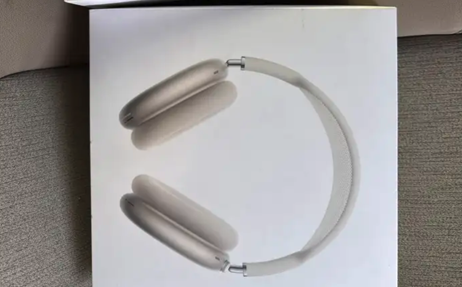 اير بودز ماكس شبه جديده بكامل اغراضها