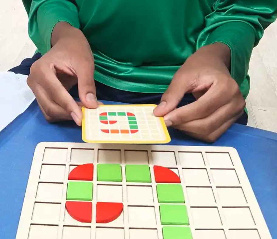 أخصائي تخاطب واستشاري تربية خاصة