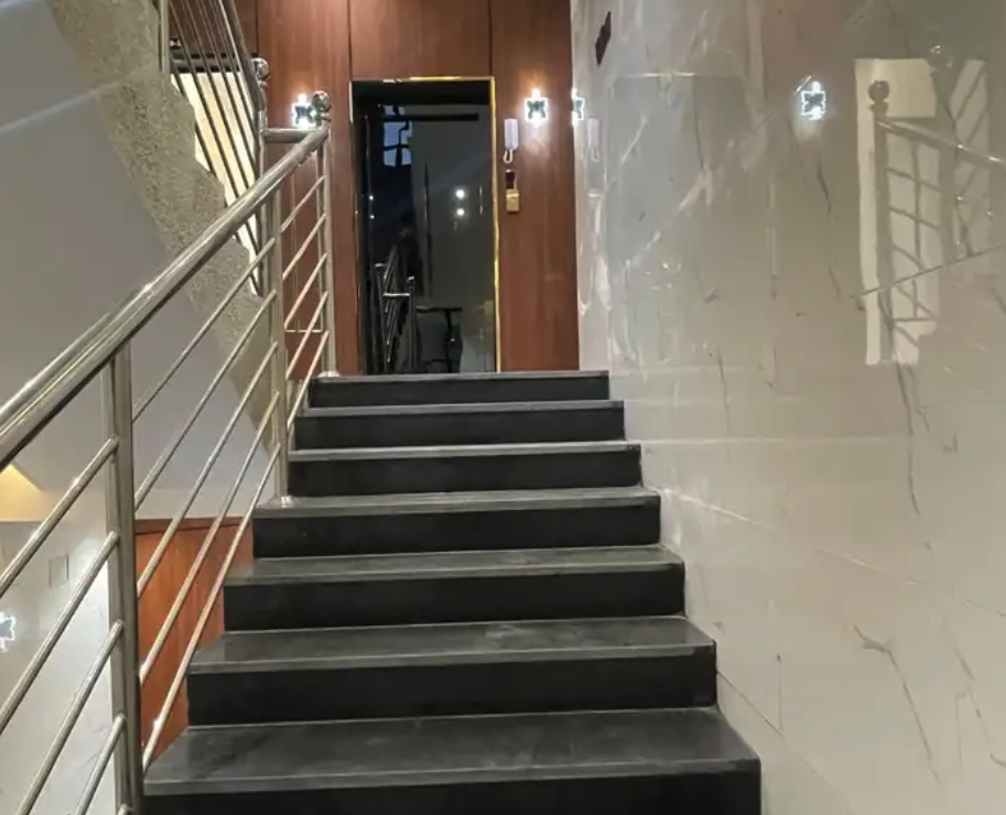 للبيع شقه علويه بسطح خاص ومصعد جاهز 480 الف ابها البديع