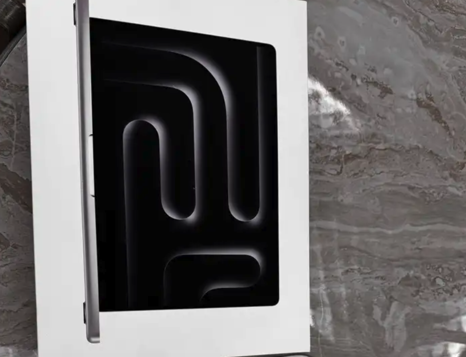 ماكبوك برو 2023 M3 Pro نظيف جداً ضمان AppleCare