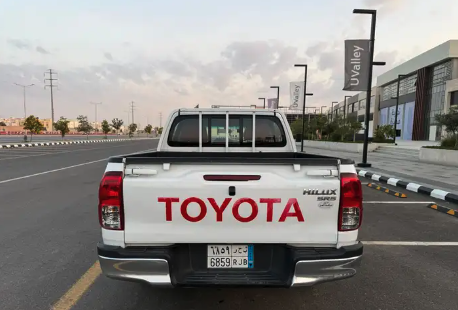 هايلوكس 2016 فل كامل قير عادي ( الساير ) بنزين