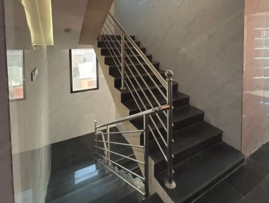 للبيع ف أبها - شقة ببلكونة ودرج داخلي للسطح بسعر 520 الف