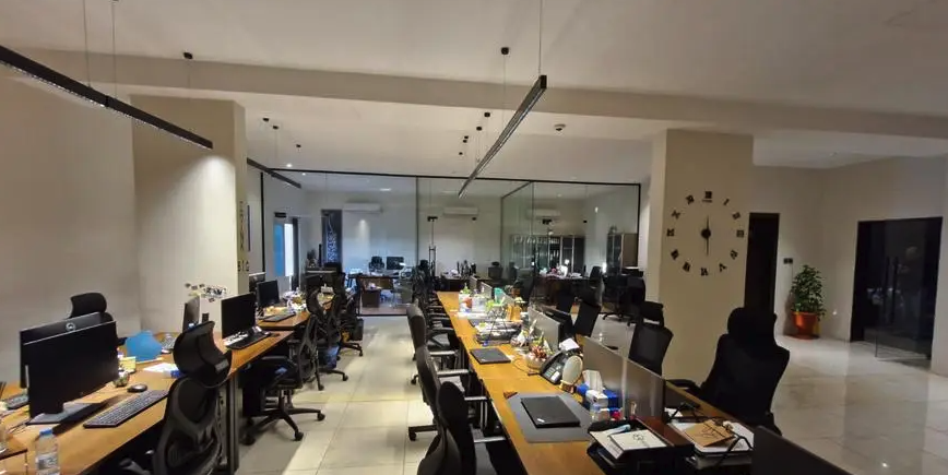للتقبيل شركة مؤلفة من 3 مكاتب مؤثثة بالكامل بمدخل مستقل