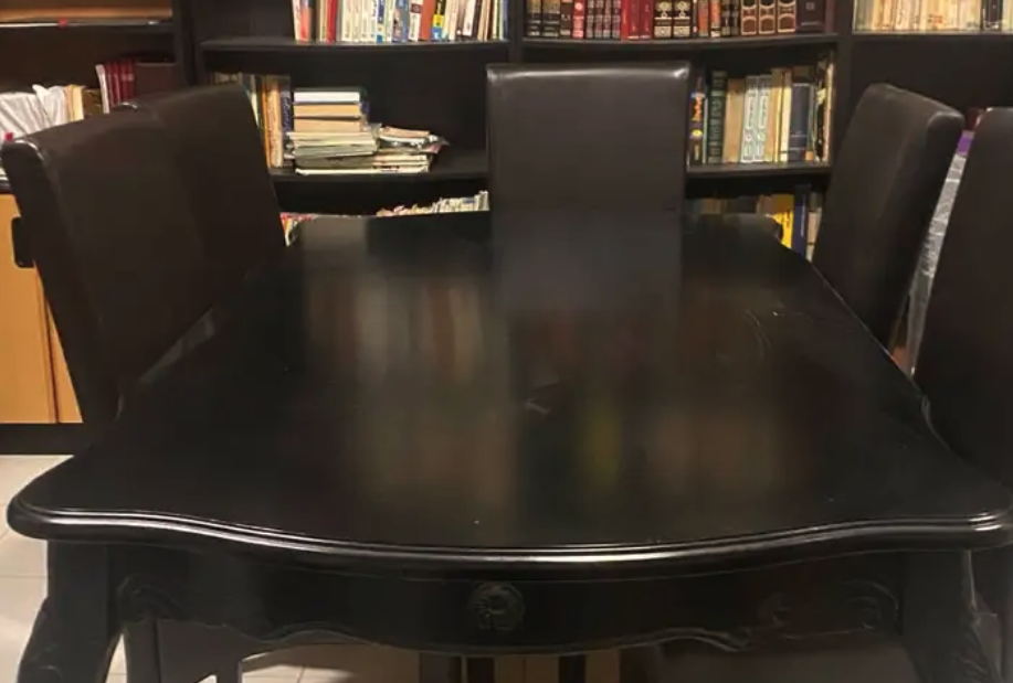 طاولة سفرة تقريبا متر ونصف مع أربع كراسي مجانا ( تبرع )