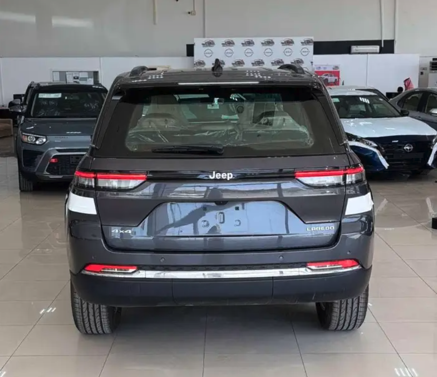 جيب جراند شيروكي لاريدو 2025 لدي شركه اتوجيت للسيارات