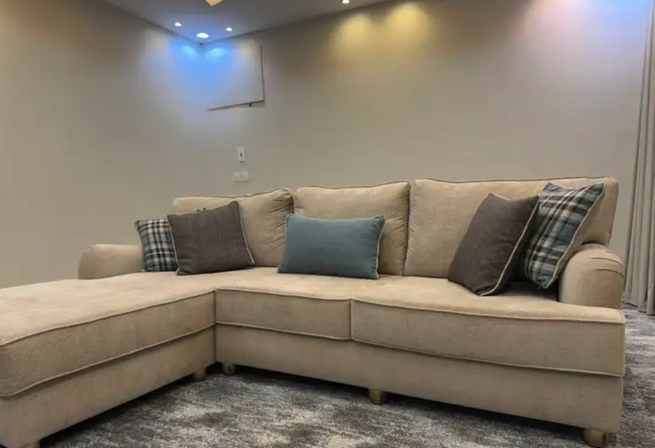 كنب حرف L شبه جديد ب2000 قابل للتفاوض البسيط