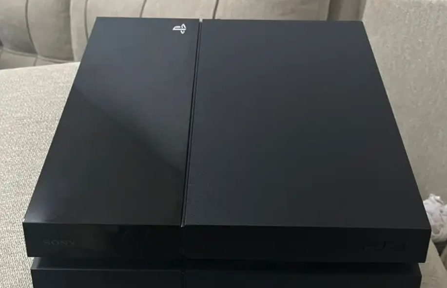 سوني 4 متهكر جاهز عليه اكتر من 40 لعبه