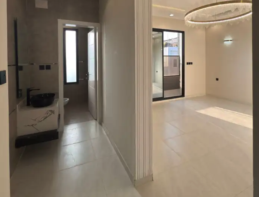 للبيع ف أبها - شقة ببلكونة ودرج داخلي للسطح بسعر 520 الف