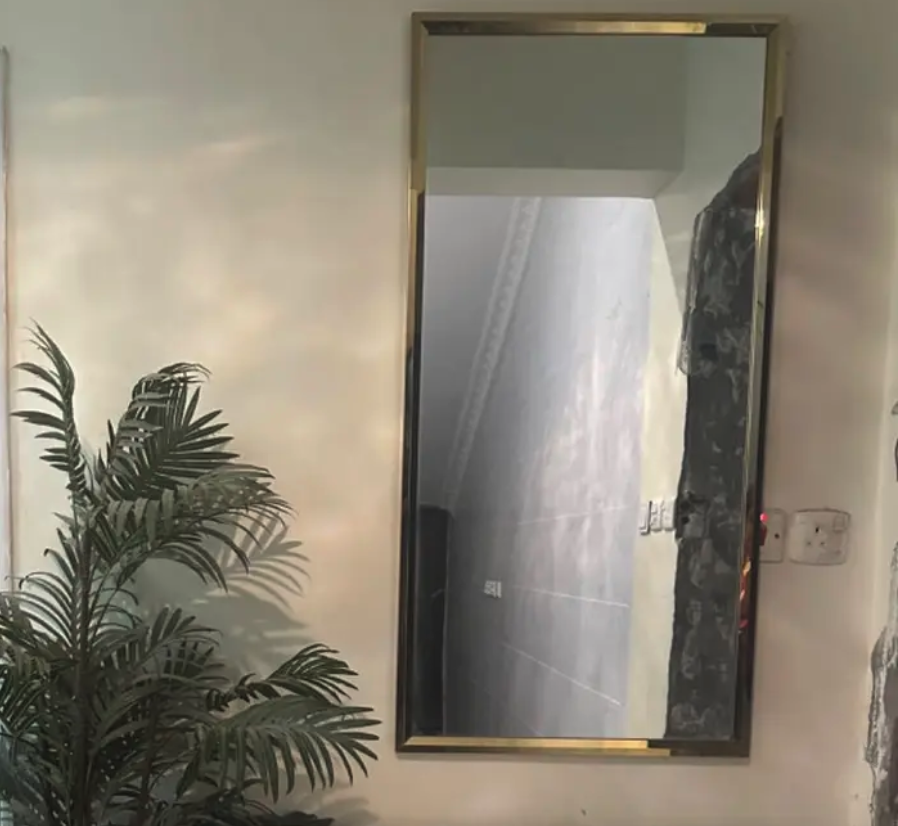 مدخل للبيع يتكون من طاولة ومرايا ستيل