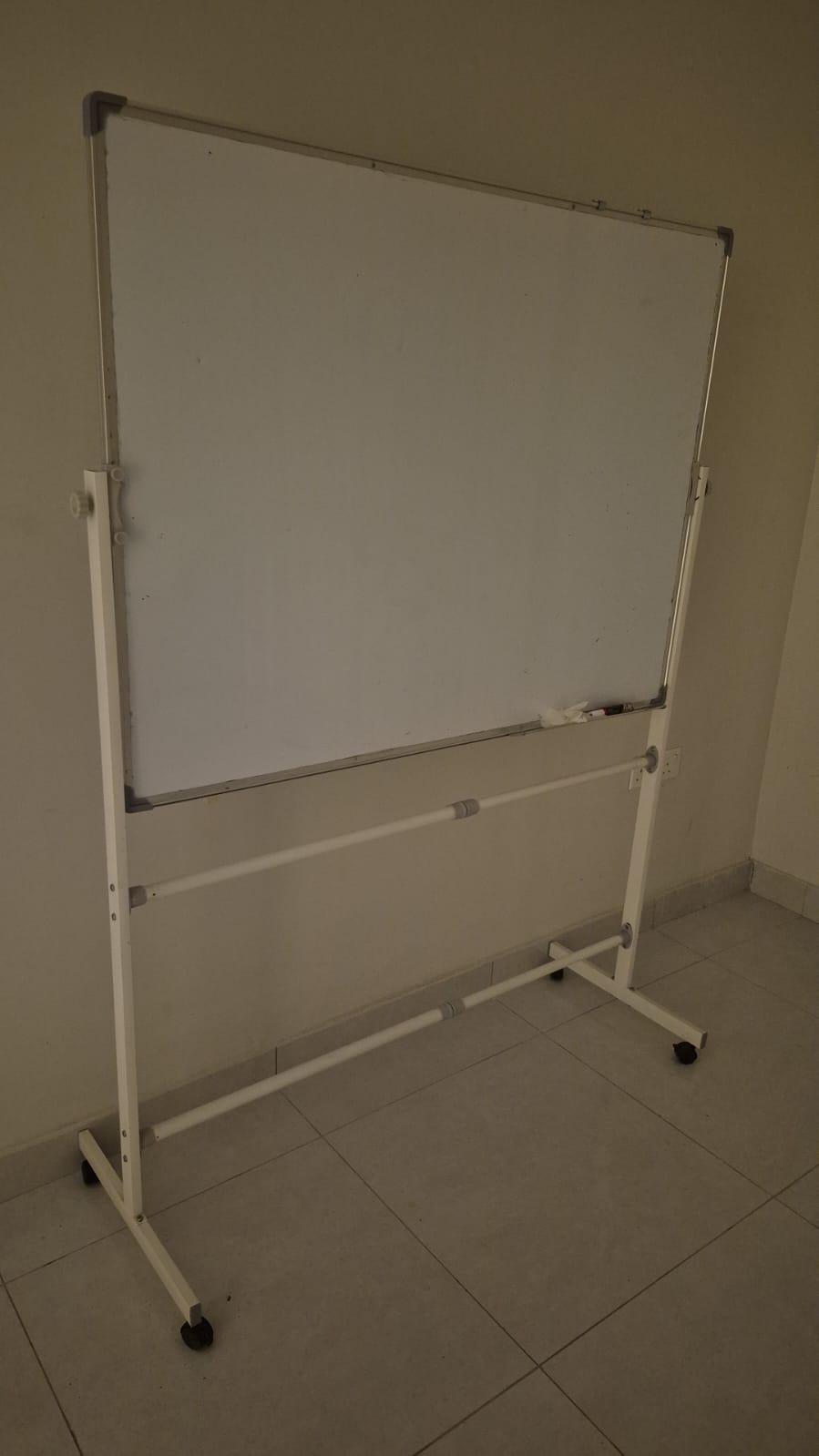 سبورة مستعملة نظيفة للبيع