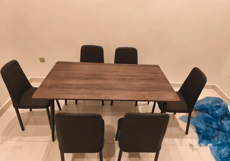 طاوله مع كرسي جديد موجود