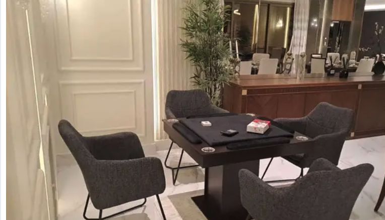 طاولة بلوت مع الكراسي ملكية توصيل فوري