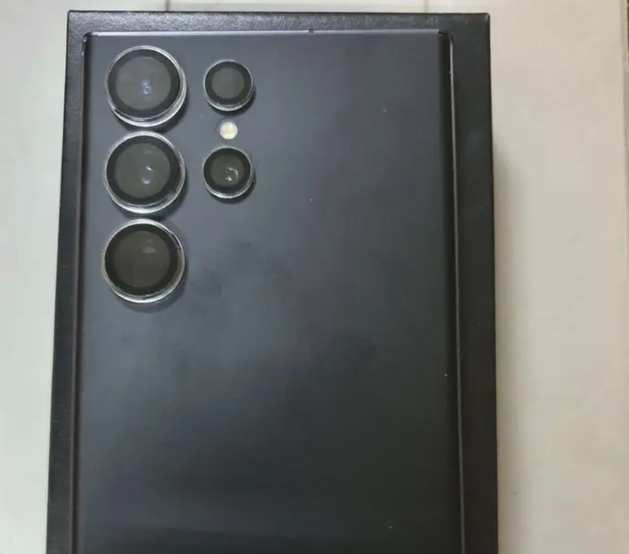 للبيع جوال جلكسي S23ULTRA شبه جديد