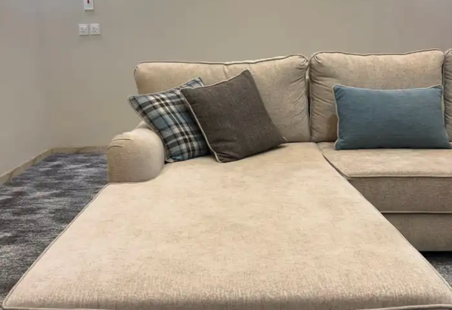 كنب حرف L شبه جديد ب2000 قابل للتفاوض البسيط