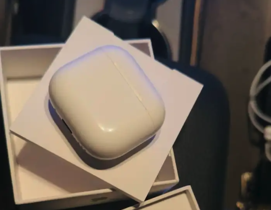 سماعات ابل الإصدار الرابع مع خاصية العزل الصوت السعر جميل