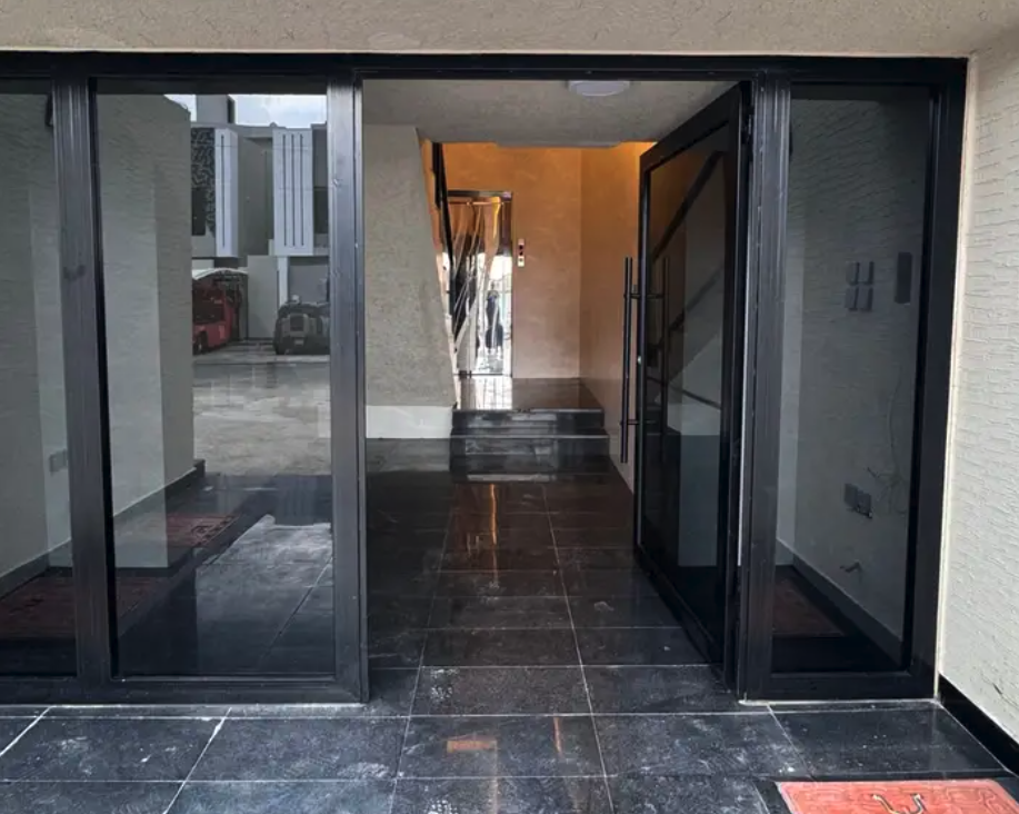 للبيع شقه دور ثانى 6 غرف vip من 500 الف حى الزهور ابها