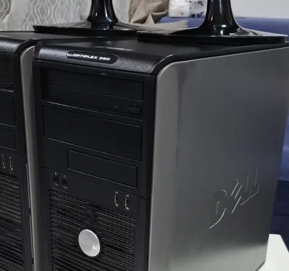 2 كمبيوتر مكتبي مستخدم مع الشاشة