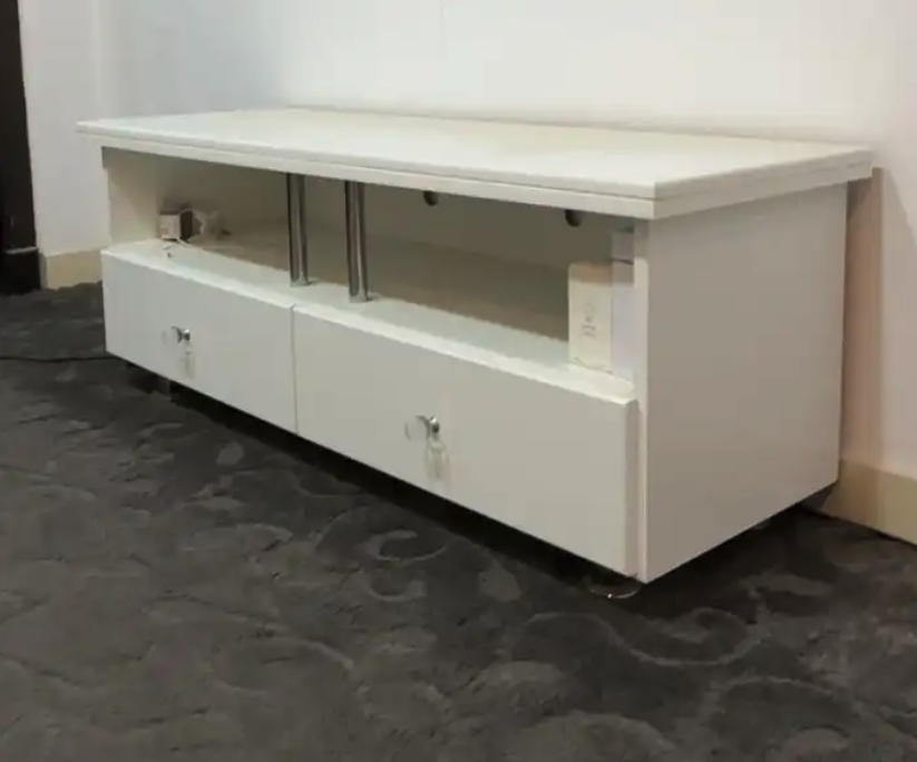 طاوله شاشه جديده ونظيفه