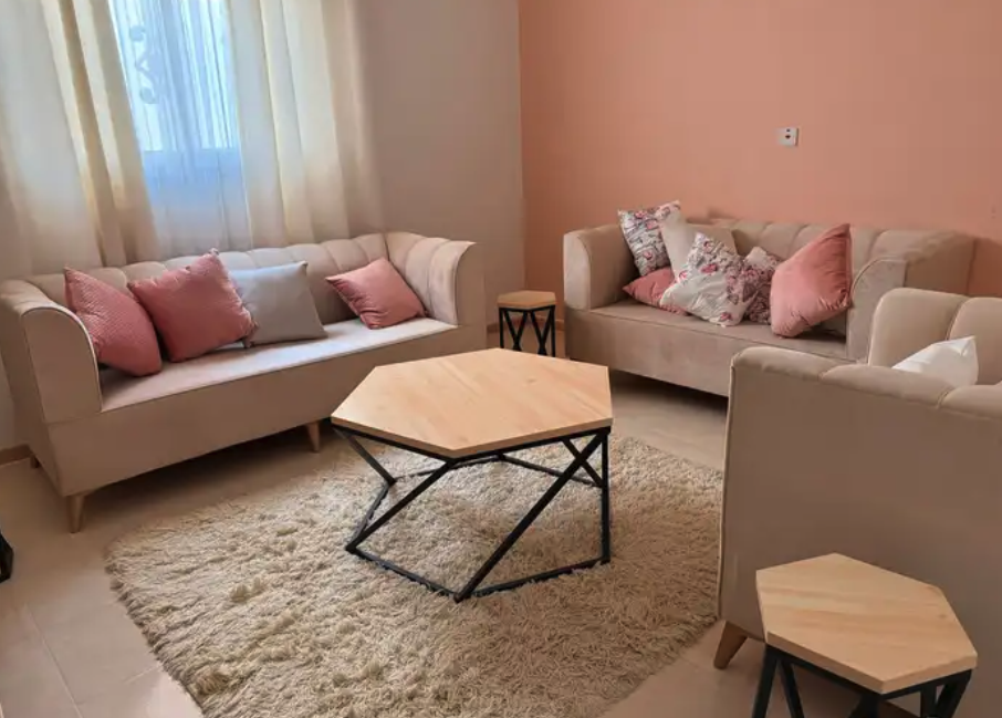 كنب جديد لم يستخدم مع طاولات