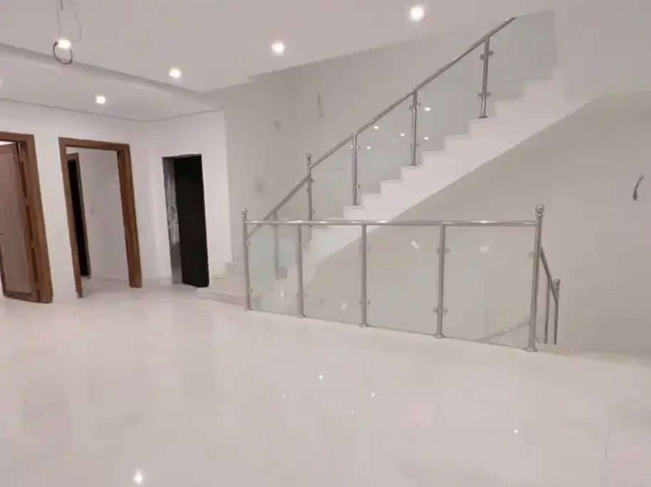 للبيع فله سكنيه - مساحة الارض 300 متر ( بناء شخصي )