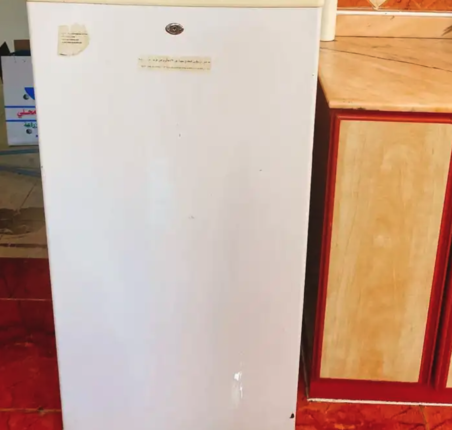 ثلاجة و شاشة وظهر سرير