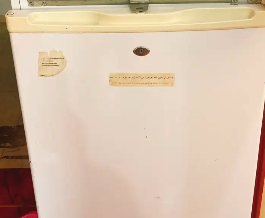 ثلاجة و شاشة وظهر سرير