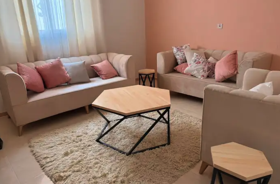 كنب جديد لم يستخدم مع طاولات