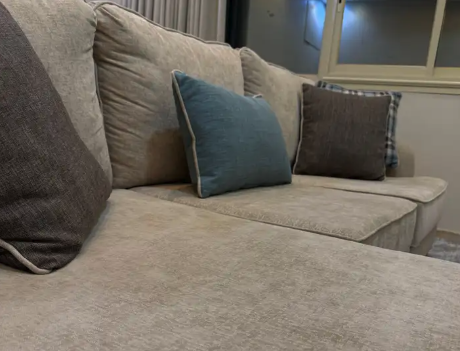 كنب حرف L شبه جديد ب2000 قابل للتفاوض البسيط