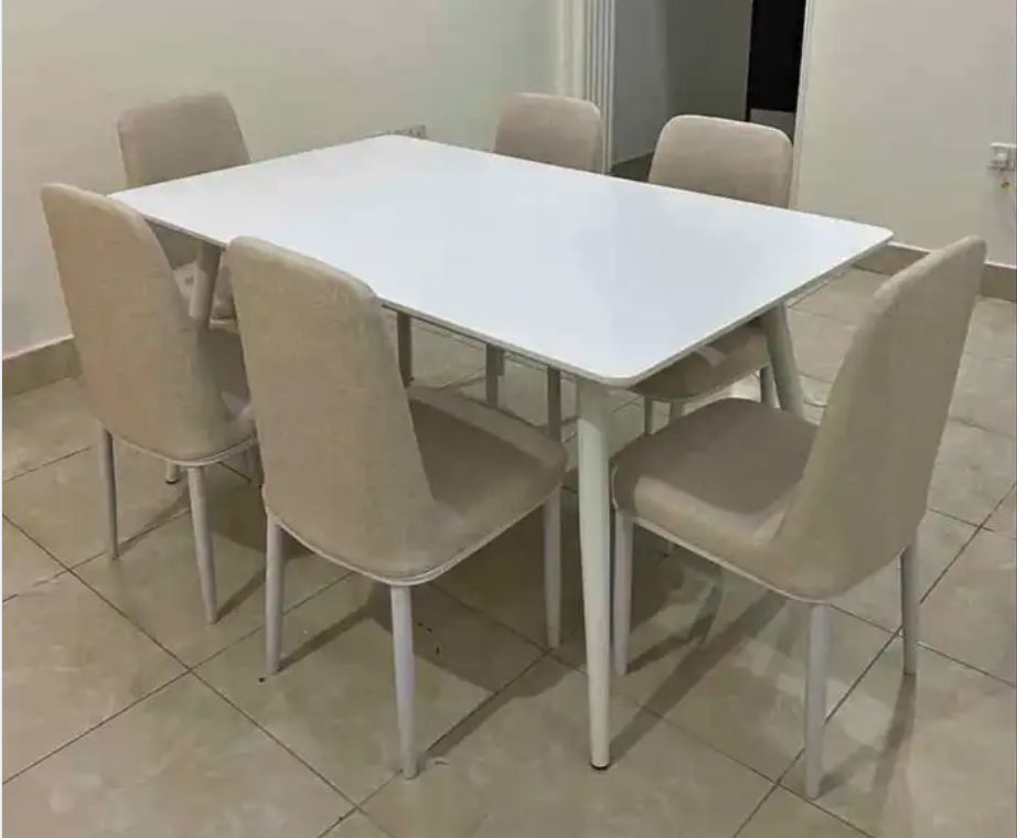 طاوله مع كرسي جديد موجود