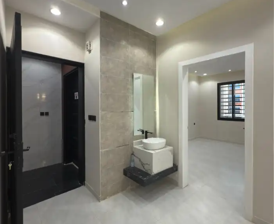 للبيع ف أبها - شقة ببلكونة ودرج داخلي للسطح بسعر 520 الف