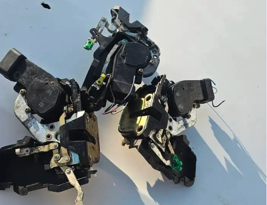 قطع غيار كامري من 99 الى 2000 اقفال ابوابة وكاله طقم كامل