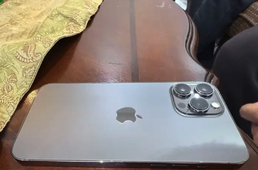 ايفون 13 برو ماكس 512 مع هدية