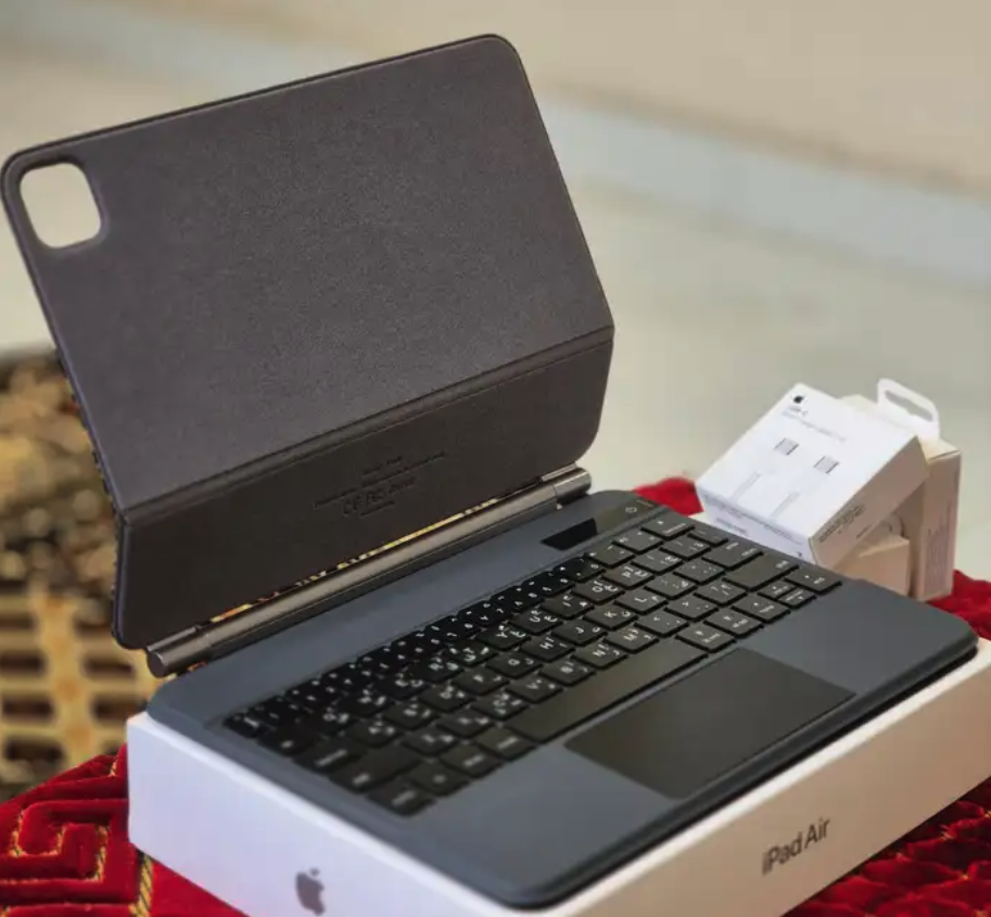 ايباد اير الجيل الخامس 5 مع كيبورد iPad Air 5 Generation
