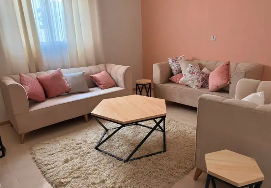 كنب جديد لم يستخدم مع طاولات